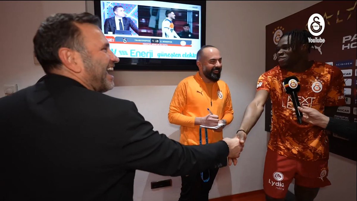 Acaba diyorum bu Singo forvet oynar mı? Uzun böyle, hava toplarında iyi, fiziksel olarak da güçlü Takım sıkışırsa Donk gibi ileri uca alınmaz mi?