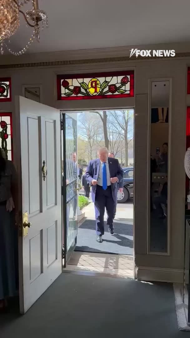 ALL SHOOK UP: President Trump tours Graceland, the home of Elvis Presley. ๐ถ | @Margomartin47