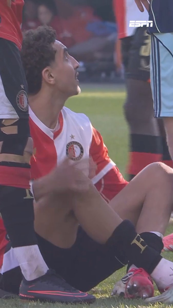 Oussama Targhalline doet er alles aan om de penaltystip te beschermen 😂
