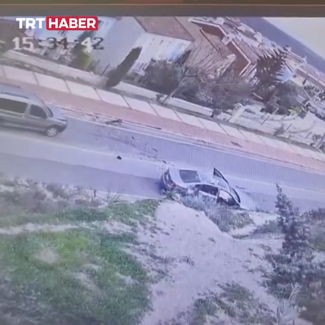 İzmir’de virajı alamayan bir araç karşı şeritten gelen otomobile çarptı; kazadan sonra yardım etmek için inen sürücü, çarptığı sürücü tarafından saldırıya uğradı.
