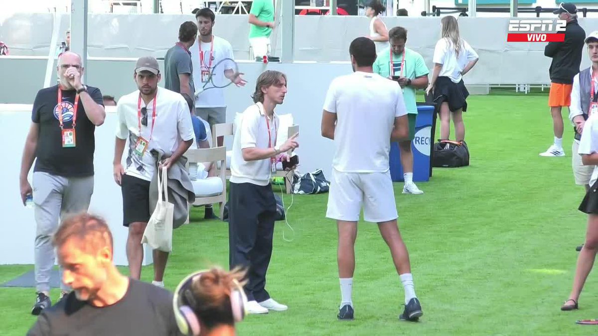 Luka Modric está en Miami para apoyar a su amigo Marin Cilic que hoy enfrenta a Alexander Zverev. Varias veces lo fue a ver cuando jugaba en Madrid. Jugador único el croata y encima muy seguidor del tenis. Me encantan estos crossovers.