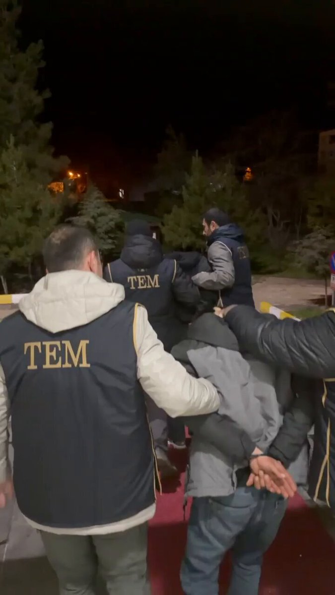 21.03.2026 günü Diyarbakır ilinde düzenlenen Nevruz etkinlikleri sırasında, geçmiş yıllarda ülkemizde gerçekleştirilen terör saldırılarına karışan örgüt mensuplarına ait fotoğrafların yer aldığı pankartı açtıkları tespit edilen altı şahsa yönelik eş zamanlı operasyon gerçekleştirilmiştir. Operasyon kapsamında şahısların tamamı yakalanarak gözaltına alınmıştır. Kamuoyuna saygıyla duyurulur.