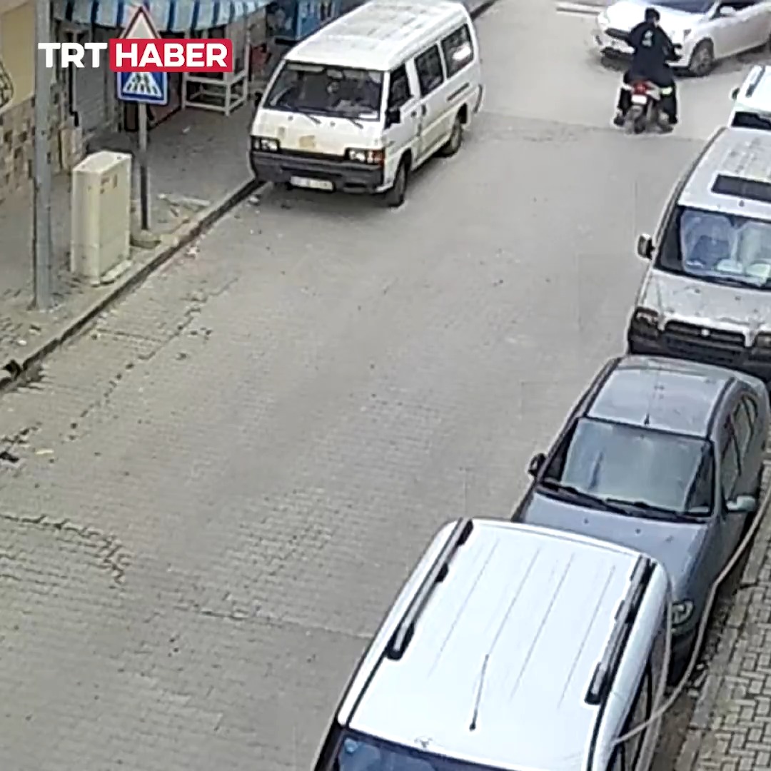 Manisa'da motosikletliye çarpmamak için manevra yapan otomobil iş yerine daldı.