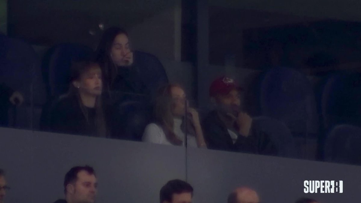 Ester Expósito muy atenta al derbi madrileño desde el palco del Bernabéu 👀 #Super8