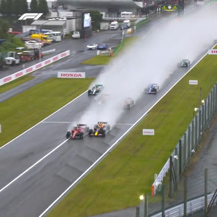 THE move around the outside by Max Verstappen was ridiculous. That takes balls of steel and elite skill to pull that off 😳 🇯🇵 Suzuka 2022: Max wrapped up his 2nd WDC, won the shortened race by 27 seconds in only 28 laps.