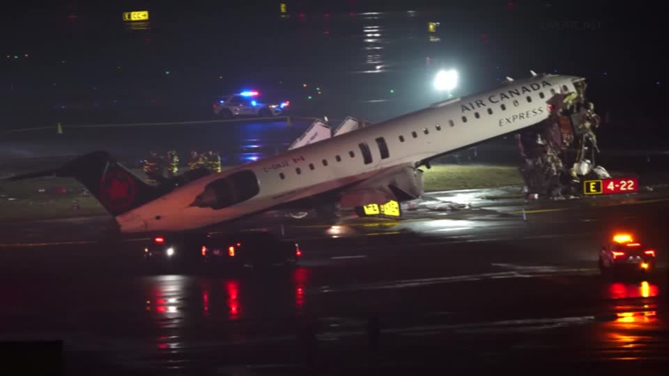 「止まれ止まれ止まれ」 エア・カナダ機衝突事故、直前の管制音声 操縦士2人死亡(字幕・24日)