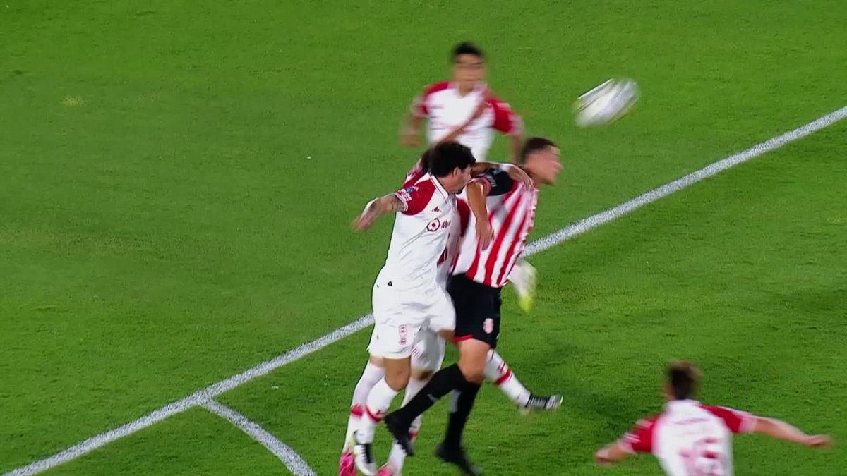 LA TERCERA POLÉMICA QUE PIDIÓ HURACÁN VS. BARRACAS CENTRAL: ¿era roja a Bruera por este codazo contra Pereyra?