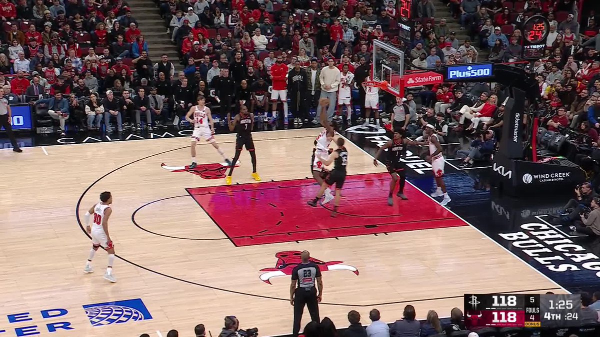 BACK TO BACK CLUTCH THREES BY GIDDEY & MATAS. #SeeRed | Chicago Sports Network