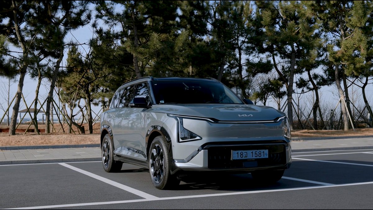 Bold presence meets electric performance. The Kia EV5 GT-Line combines dynamic design with refined comfort.