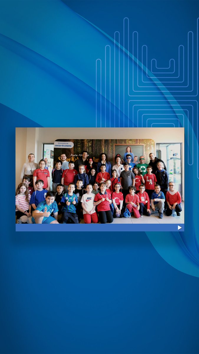 Halkbank Çocuk Tiyatrosu’nun sevilen oyunu “Süper Kahramanlar: Dünyamızı Koruyoruz!” ile Mardin, Batman ve Diyarbakır’da minik izleyicilerimizle buluştuk. 🎭 Eğitici ve eğlenceli oyunumuzla çocuklara bilinçli tüketimi ve doğayı korumanın önemini anlatırken, geleceğimizin süper kahramanlarıyla bir arada olmaktan büyük mutluluk duyduk. ♻️💙