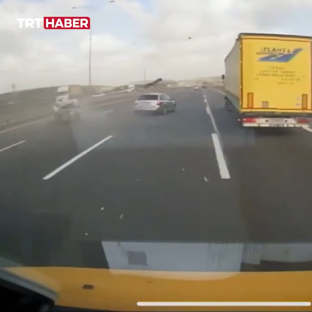 İstanbul Arnavutköy’de makas atan sürücü direksiyon hakimiyetini kaybederek bariyere çarptı.