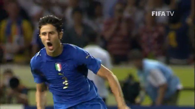 Lader opp til å kommentere VM-playoffen Italia - Nord-Irland. Denne gull-straffen fra Grosso er faktisk Italias siste spark i en VM-sluttspillskamp. Røk ut i gruppespillet i 2010 og 2014, ikke kvalifisert i 2018 og 2022. TV 2 Play torsdag kl. 20.45