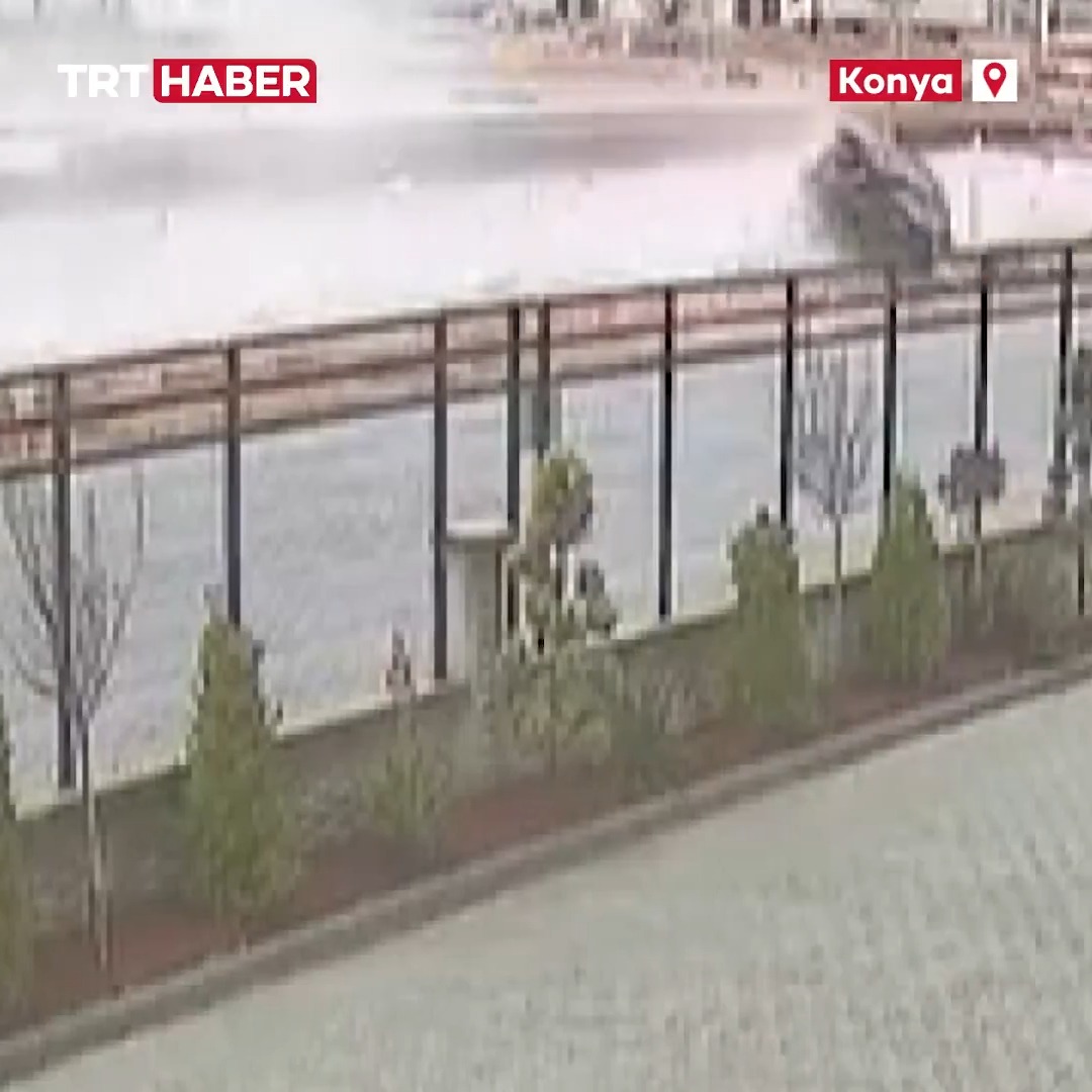 Konya'da hızla su birikintisine giren araç kontrolden çıkarak takla attı. Sürücü yaralandı.