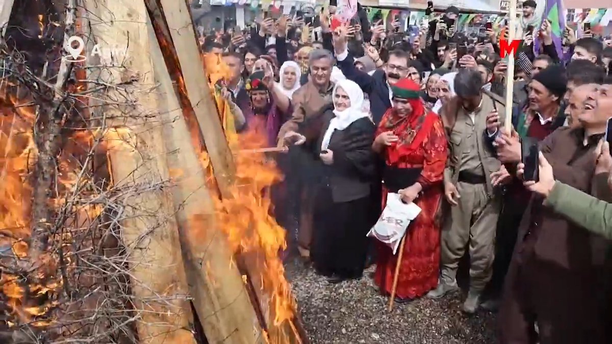 Agirî'deki Newroz ateşini Sema Yüce'nin annesi Zennure Yüce yaktı