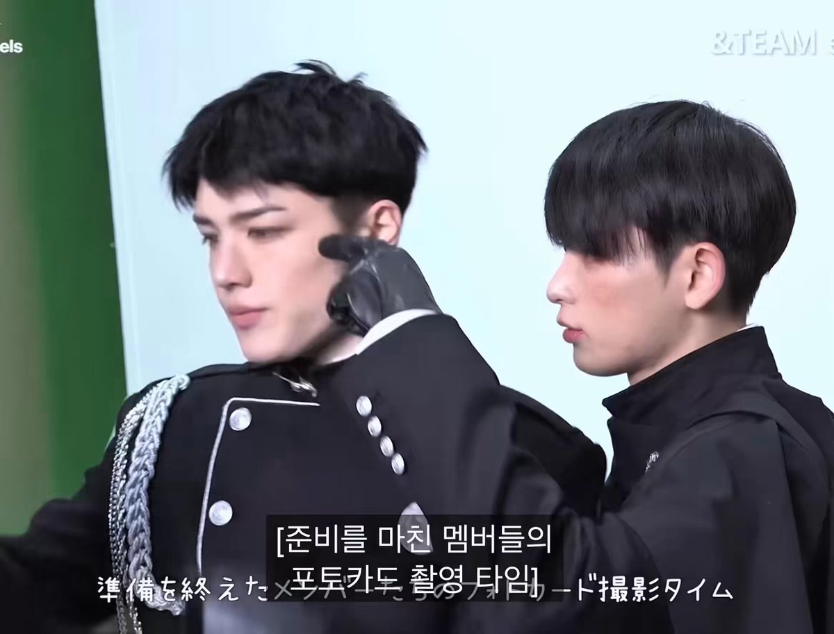 마키 지금 하루마키 투샷을 위해 얼마나 숙여주고잇는건지 감도안옴 ㅜㅜ 거의누워잇는거같은데