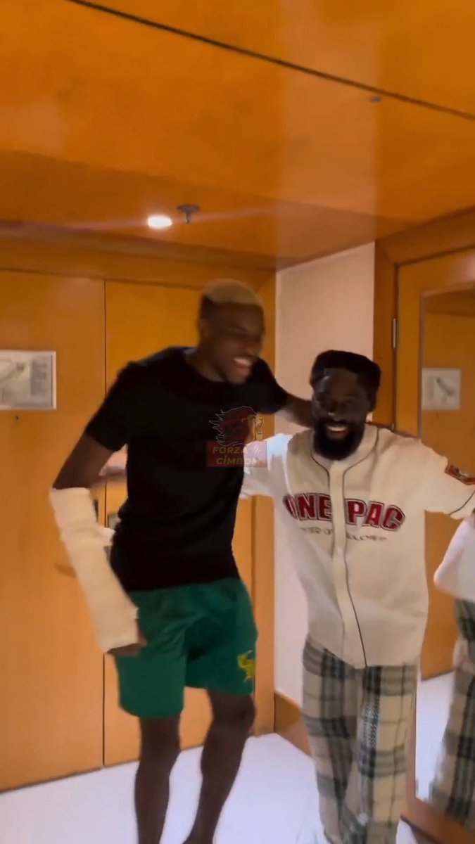 💛❤️ Victor Osimhen'in ameliyatı öncesinde memleketinde arkadaşına üçlü çektirmeyi öğrettiği anlar.
