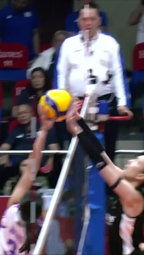 BOSS D WITH THE 👀 Deanna Wong wins the joust following her 1-2 play attempt for the Choco Mucho Flying Titans in the crucial fifth set against the ZUS Coffee Thunderbelles in the 2026 PVL All-Filipino Conference play-in match. #PVL2026 #TheHeartOfVolleyball