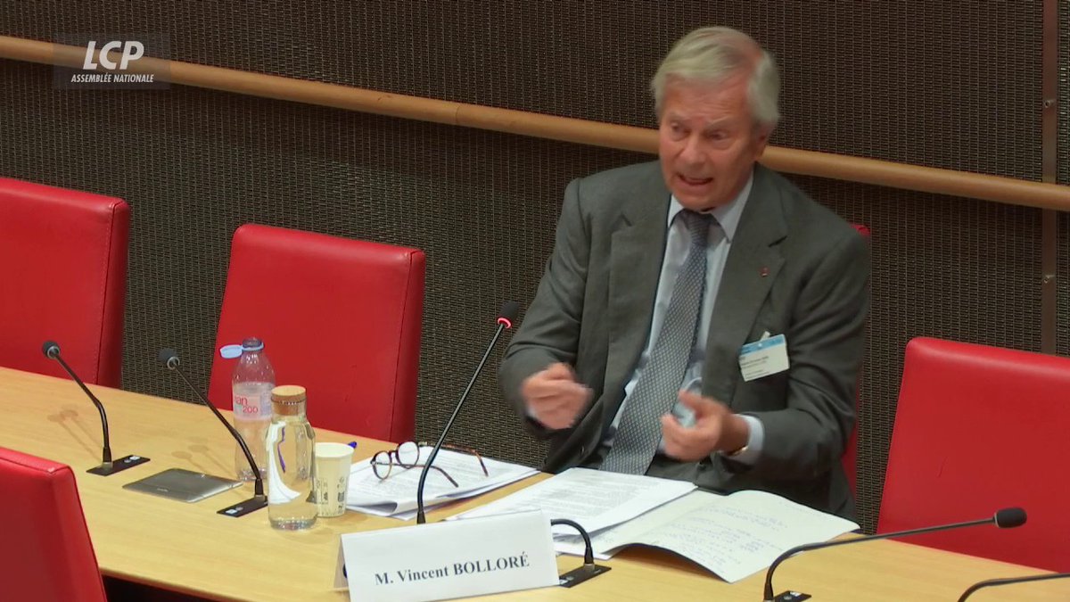 Vincent Bolloré cite un sketch de Gad Elmaleh : "Est-ce que t'es musulman ? Oui, évidemment. Est-ce que t'es juif ? Oui. Et toi, tu es catholique ? Non mais pas vraiment, oui mais ma sœur... Il y a un problème, les gens n'osent plus dire. Moi, je suis chrétien et démocrate."
