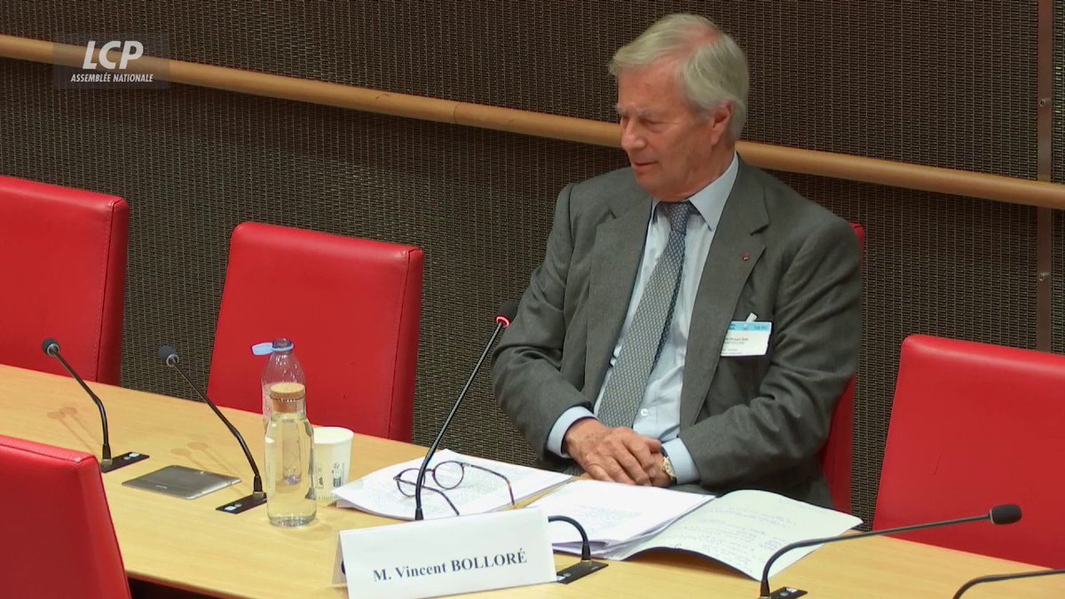 "Je suis le bouc émissaire parfait pour déporter l'attention" dénonce Vincent Bolloré. "Je représente toutes les cases que la caste n'aime pas. [...] Il y a même une chapelle dans le jardin !"