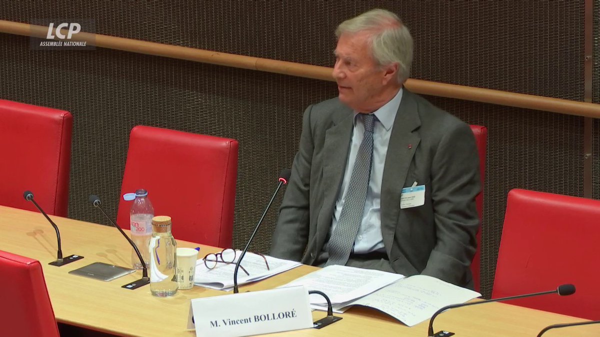 "Pascal Praud, il aime la France et les Français. [...] Il donne son avis. Ca plaît, ça plaît pas... Visiblement, ça plaît à beaucoup de monde, puisque c'est lui qui fait des records d'audience", souligne Vincent Bolloré. "C'est bien d'avoir un petit espace de liberté."