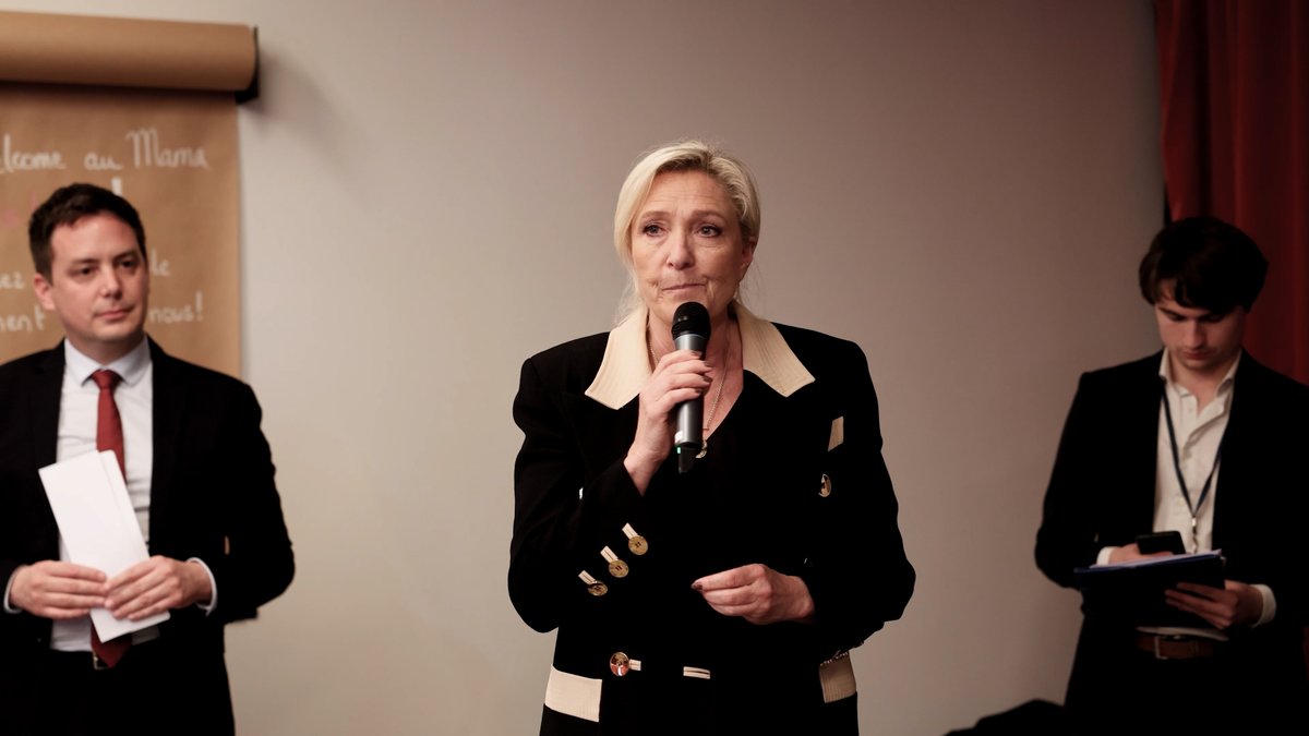 La gauche est aujourd'hui de plus en plus violente, et aujourd'hui, ils se sentent autorisés à tout faire. Dans plusieurs communes dans lesquelles nos candidats ont été élus, ils ont été obligés d'être escortés par la police, et n'ont pas pu profiter de leur soirée de victoire.