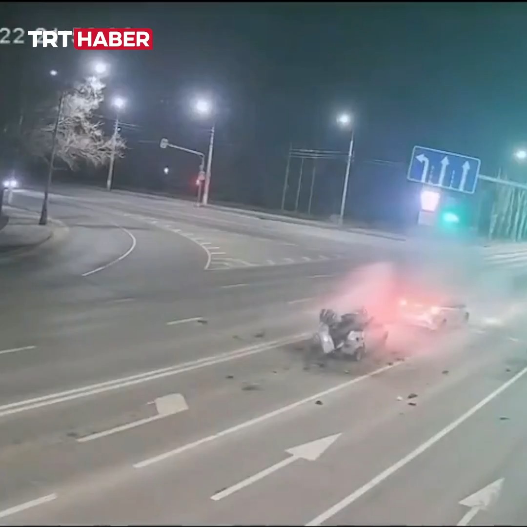 Aşırı hızla seyreden motosikletli, kırmızı ışıkta bekleyen araca ok gibi saplandı. Motosiklet sürücüsü olay yerinde hayatını kaybetti. 📍Luhansk