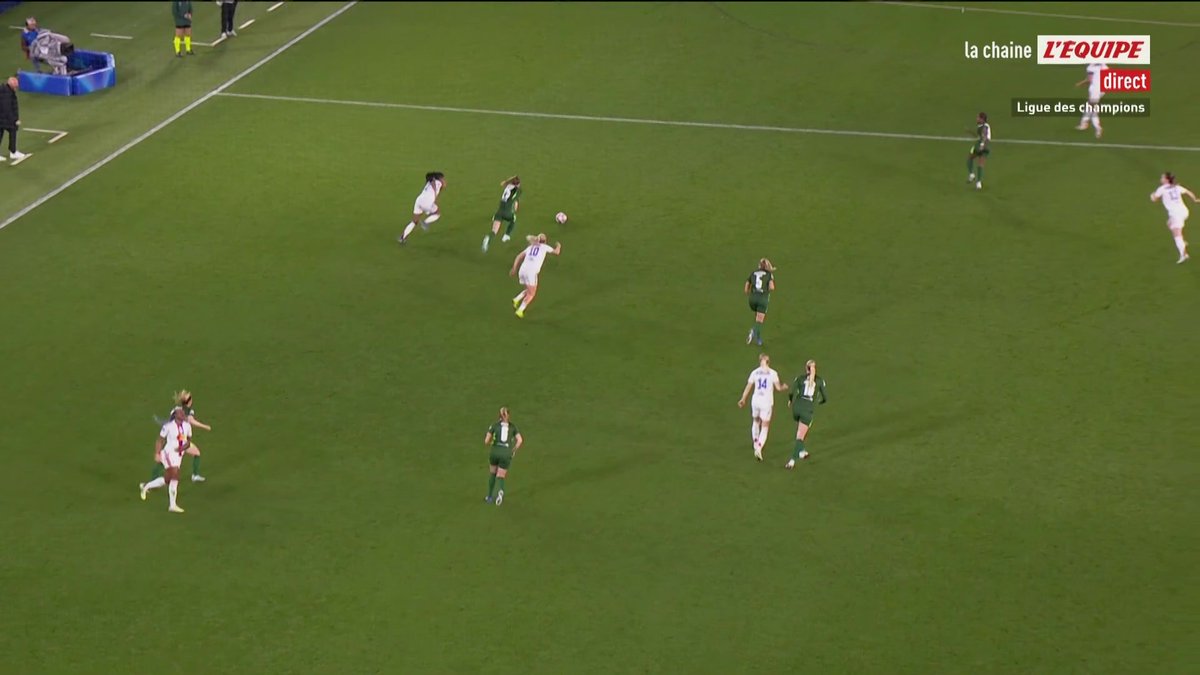 ⚽ Ouverture du score de Wolfsburg face à l'OL Lyonnes, grâce à une frappe déviée de Beerensteyn ! Le direct : #lequipeFOOT