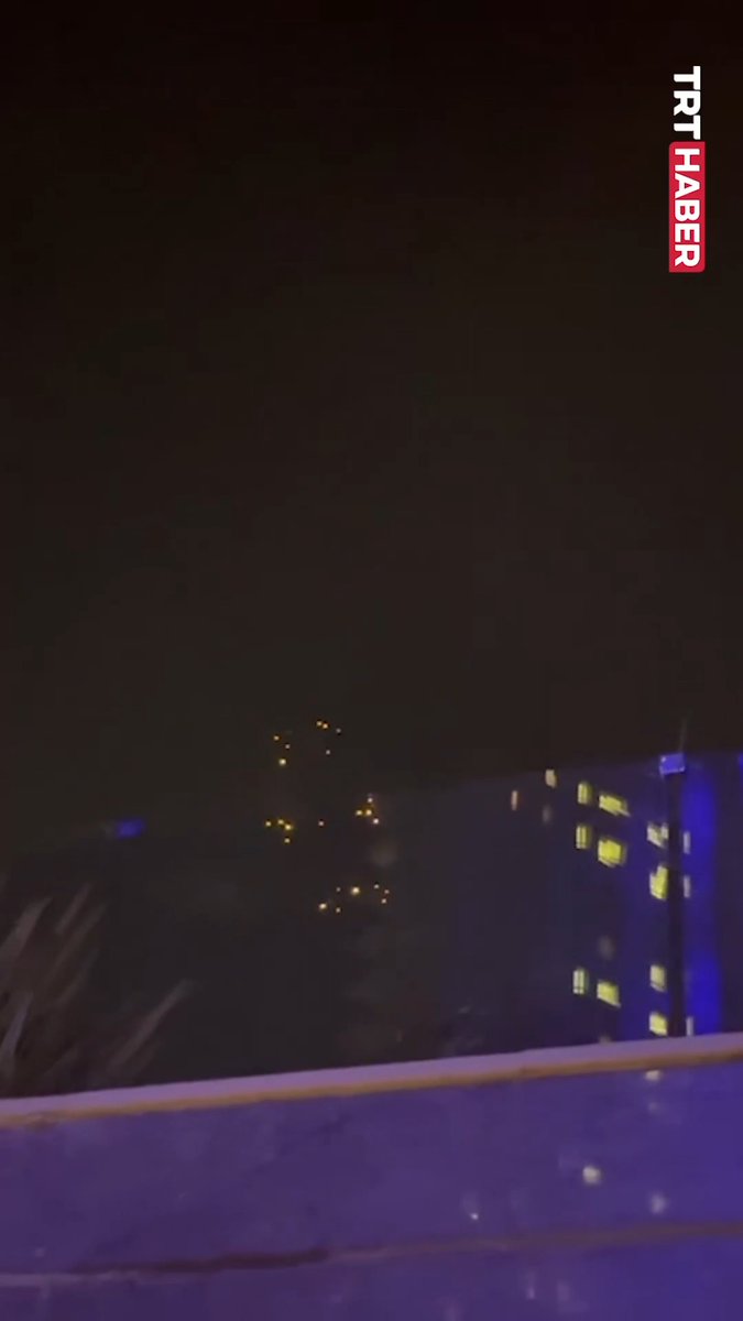 TRT Haber, çok başlıklı İran füzesini Tel Aviv semalarında görüntüledi. Sirenler çalarken İsrailliler sığınaklara koştu.