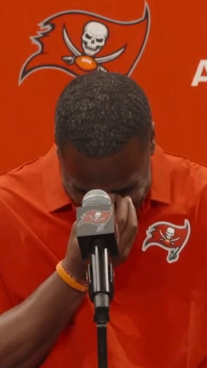 Lavonte David talking about his late parents in his retirement press conference ❤️ "Growing up where I grew up, it ain't easy. But they found a way for me." 🥹