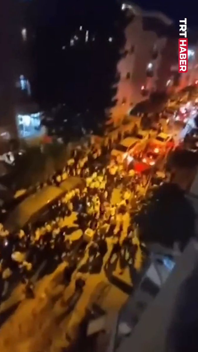 İran'ın İsrail'e misilleme saldırısında, Tel Aviv'e çok sayıda füze isabet etti. En az 7 kişi yaralandı, çok sayıda araç ve bina hasar gördü.