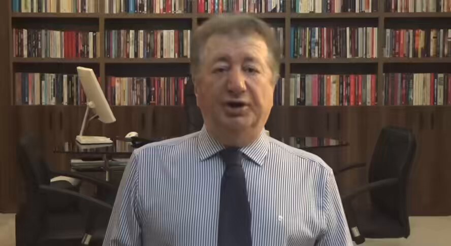 Sabahattin Önkibar: “CHP bu teslimiyetiyle Büyük Kürdistan’a evet demiyor mu? Atatürk’e ihanet etmiyor mu? AKP ile MHP’nin bunu niçin yaptıkları da malum: Koltuğu korumak için ama CHP’nin gerekçesi farklı. Özgür Özel cumhurbaşkanı adayı olma peşinde. Ekrem İmamoğlu da hapisteyken Kürtleri karşısına almak istemiyor. Onların desteğine ihtiyacı var. Yine Kılıçdaroğlu’nun CHP içindeki DEM partilileri partiden koparma ve yeni bir parti kurma ihtimali de CHP’nin PKK’yı açıktan hedef almasına engel oluyor. Bütün bunlardan hareketle de CHP topluma güven veremiyor, umut olamıyor. CHP ve AKP’nin APO ve PKK politikası aynı, sığınmacı politikası aynı, Ege, Doğu Akdeniz, Yunanistan ve Kıbrıs konusundaki politikası aynı. Yine ekonomi politikası da aynı ki hatırlayın CHP seçimi kazansaydı Ali Babacan ekonomiden sorumlu bakan yapılacaktı.”