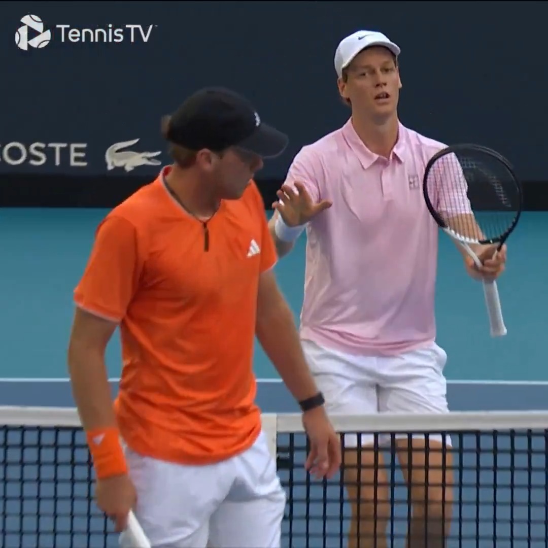 Jannik Sinner accidentally hits Alex Michelsen with a ball during their match in Miami. 😭😭😭