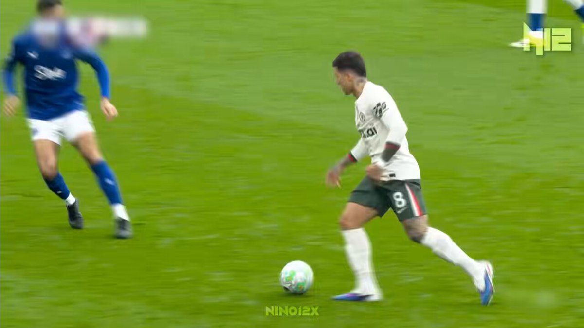 Close up view of Chelsea’s buildup play. What do you notice?