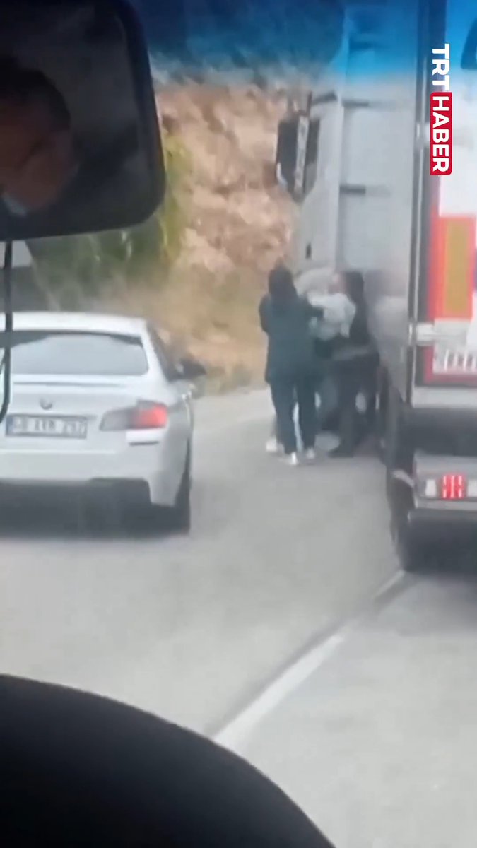 Antalya’da yol verme kavgasında araçlarından inen iki sürücü birbirine saldırırken, tır sürücüsü geri manevra yapıp otomobile çarptı.