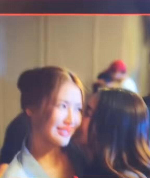 Cada video que sale en mi tl de Tungpang y Jessie son ellas besándose o tocandose, basta, no las soporto ya, tantos años siendo amigas y reforzaron mucho su amistad entendí