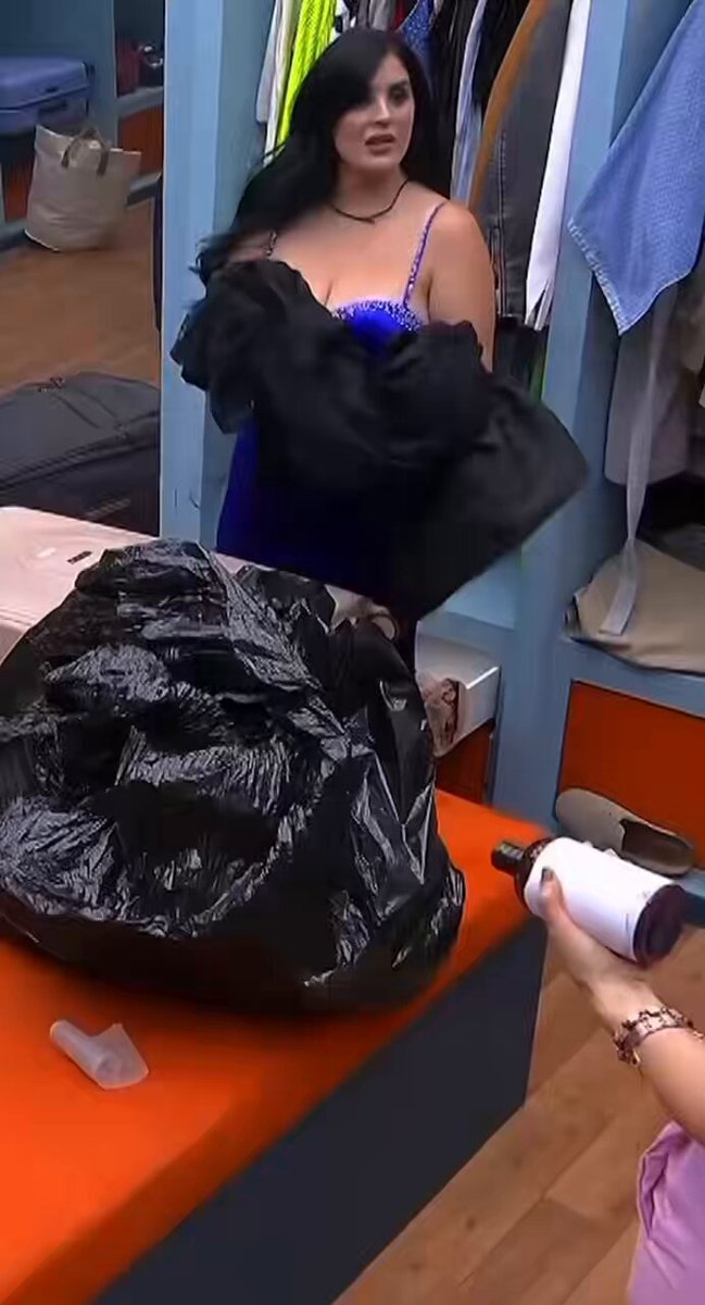 Con razón Yoridan no le habla si vio lo arrabalera que se puso la pvta de Jayline con Curvy Por cada enojo se le derriten más los labios JAJAJA #LCDLF6