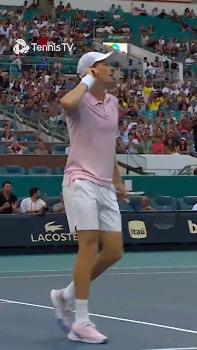This is your cue to pick your jaw off the floor 😲 Jannik Sinner had NO business winning this point!!! Miami Open | #MiamiOpen