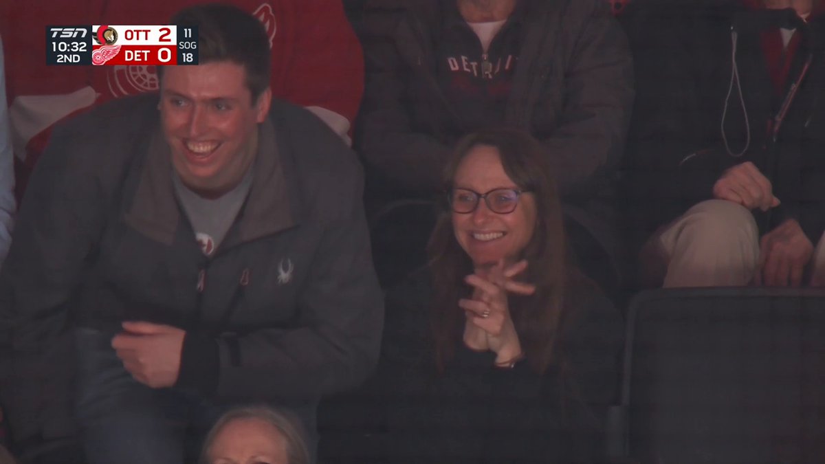 CARTER YAKEMCHUK HAS HIS FIRST NHL GOAL! And look how happy his family is! 🤗