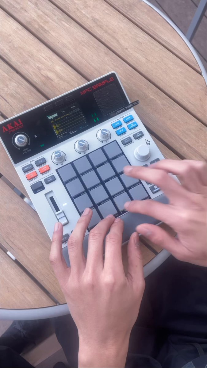 MPC SAMPLEでB-Boy Stanceを演奏してみた🥁 モバイル性抜群のちっちゃいボディーにこれでもかというぐらい機能が詰め込まれてる。動画ではChop機能とFLEX BEATを使って遊んでます。パッドは小さいながらも叩き易く、スピーカーもあってすぐ音が出るので入門機としては最強ではないかと思います🔥 #mpc #mpcsample #fingerdrumming #hiphop #akai