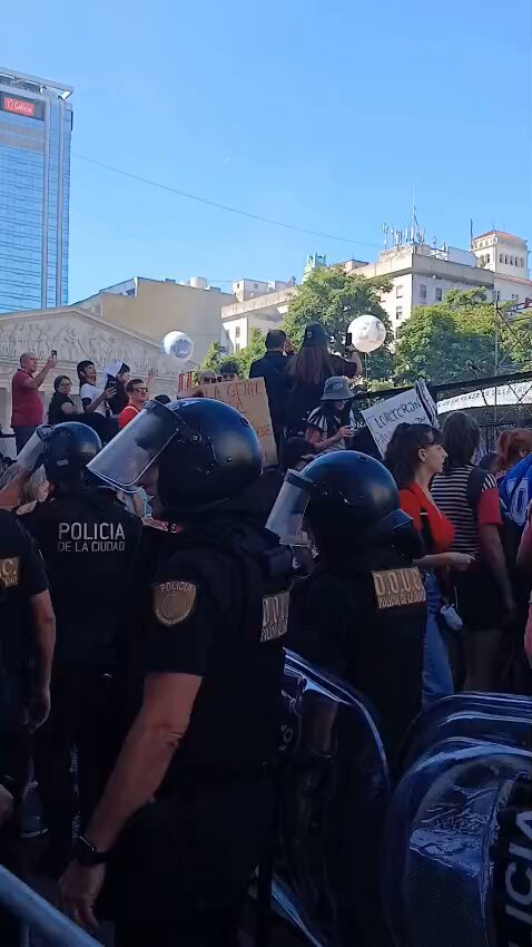 Momentos previos a que unos 20 polis se nos vinieran encima, nos pegaran y les tiraran gas pimienta en la cara a una chica por estar haciendo algo tan subversivo como sentarnos en un escalón a descansar un rato y tomar unos mates. Igual no nos fuimos. Ya no es suficiente.