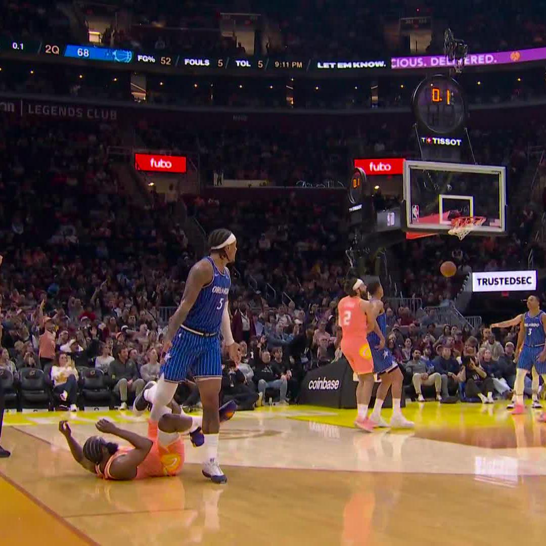 VINTAGE JAMES HARDEN TO BEAT THE HALFTIME BUZZER! 📺 NBC and Peacock