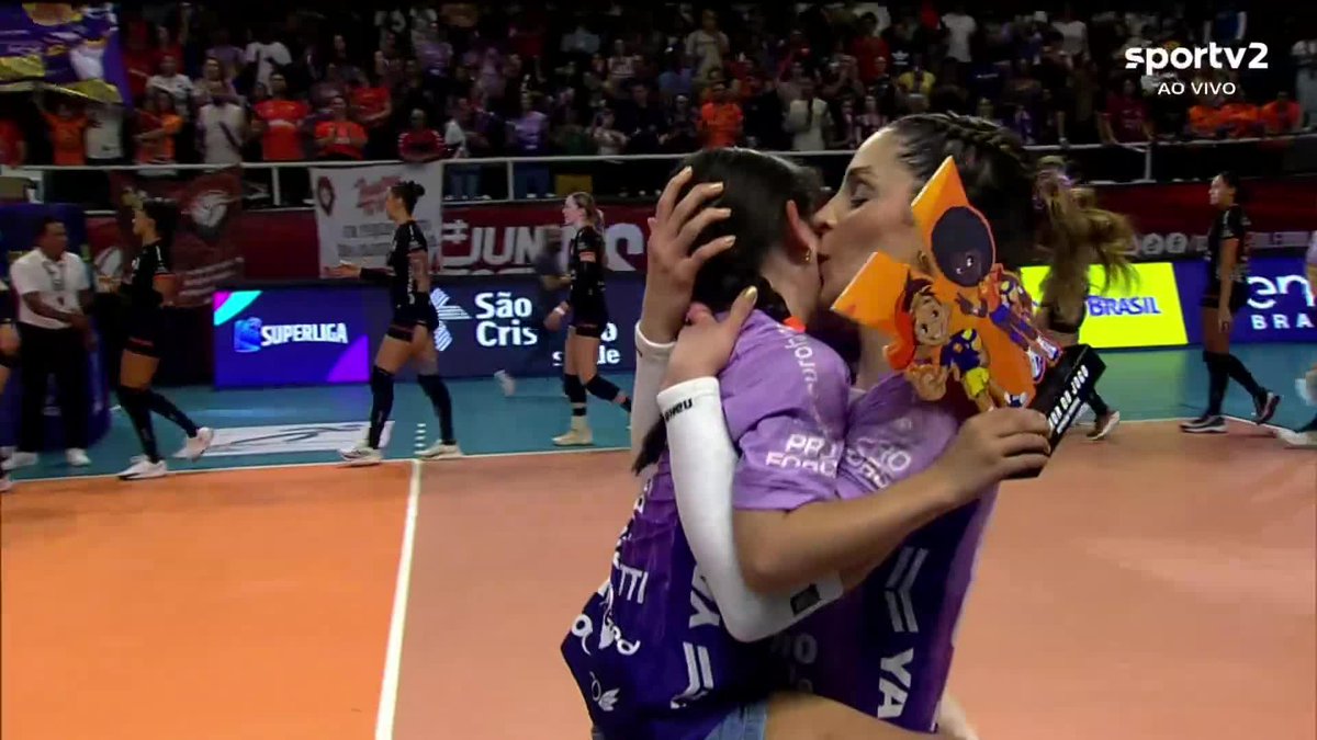 #Superliga 🇧🇷: TOO CUTE 🥹🧡 Alice hands her mom, Camila Brait 🇧🇷, the MVP award after Osasco’s 3-0 win over Sesi Bauru. ✨ Brait reached 800 matches with the club, where she has played since 2008, and was honored on a special night. 👑👏 📹 SporTV / VBTV 🏐 #Volei #Volleyball