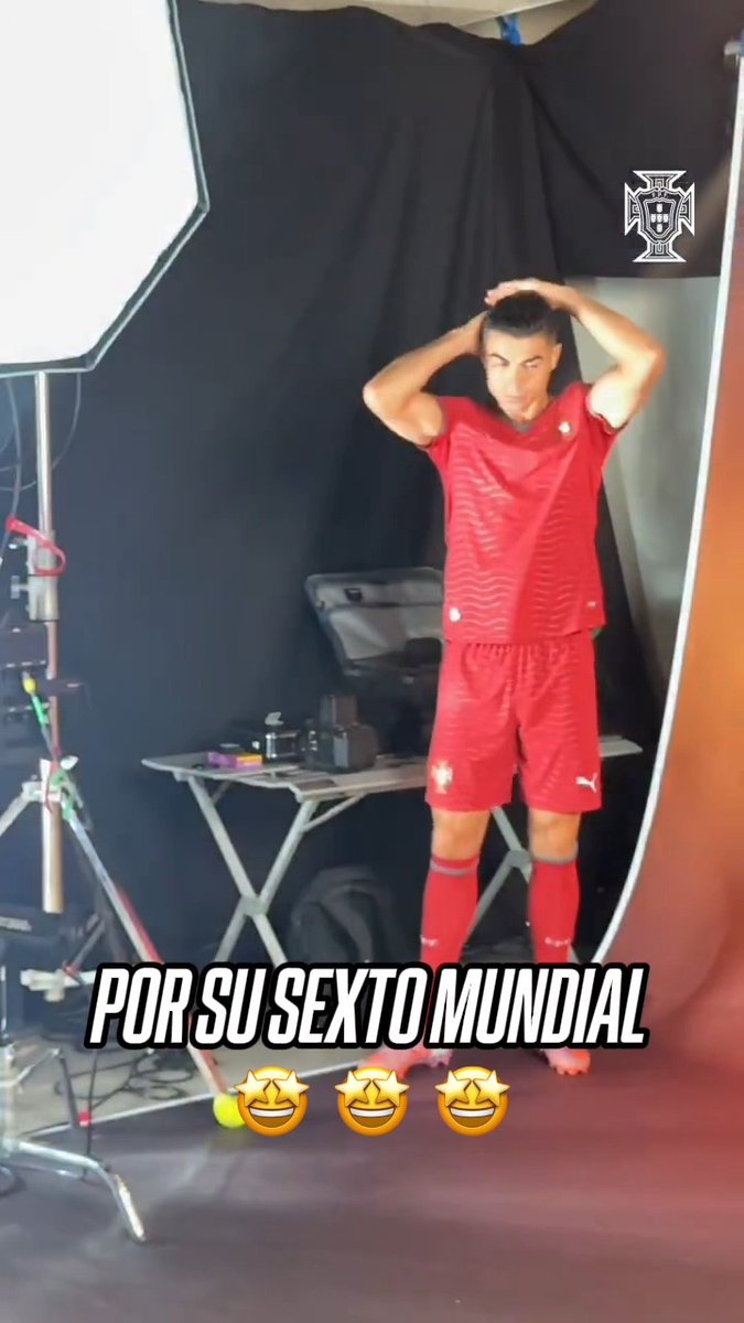 2006 ✅ 2010 ✅ 2014 ✅ 2018 ✅ 2022 ✅ 2026 Allá va... 😏 Cristiano Ronaldo posando el jersey para su sexto mundial 😮💨🤌 Vía: X / selecaoportugal