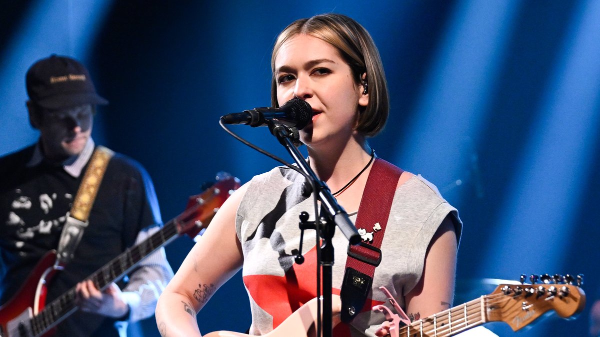 .Snail Mail performs “Tractor Beam”! Watch the full performance ⬇️ #FallonTonight