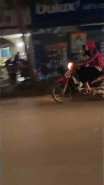 😱😱 Một bạn Nam và Nữ học sinh chắc là đang yêu nhau nên giận nhau . Bạn nam cố chặn đầu xe bạn nữ nhưng quả thật bạn nữ là một quái xế thật thụ chạy lát cả mắt .
