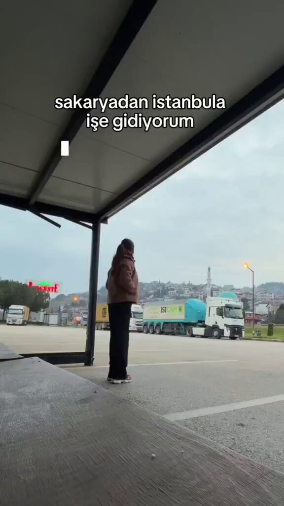 Sakarya’dan İstanbul’daki işine giden kadın, 1 günlük maliyeti hesapladı: ▪️06.45: Kardeşim bıraktı 0 TL ▪️07.10: Otobüs 600 TL ▪️08.45: Metro 20.5 TL ▪️09.00: Ofis ▪️18.04: Metro 20.5 TL ▪️18.55: Otobüs 600 TL ▪️20.44: Taksi 400 TL ▪️21.00: Ev Toplam: 1640 TL