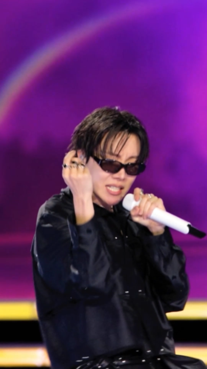 j-hope? Tengok sini. #BTSLiveonNetflix #BTS_ARIRANG