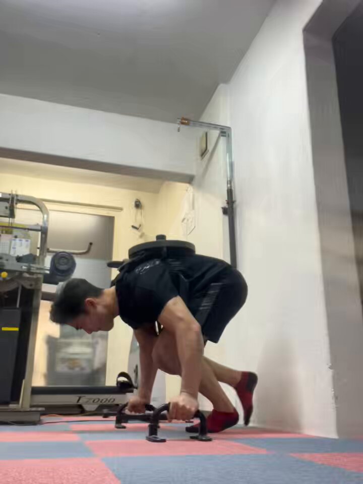 逆立ちプッシュアップ10reps10kg加重 この種目の継続で肩の調子が良くなるのはわかったので、加重ベストで過負荷していってどのくらい肩が成長するかお試し中👀 とにかく気持ち良い。。。 20kg加重10発目標🔥