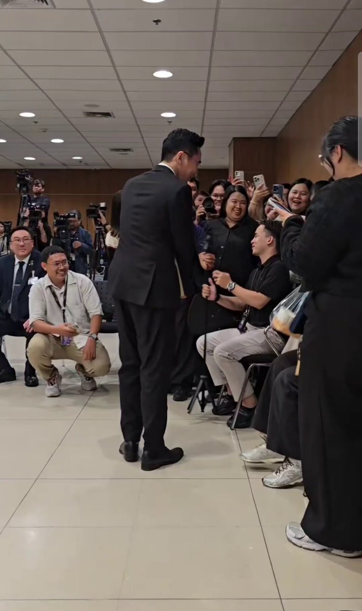 เติมอ.เชน กับ พี่น้องสื่อมวลรัฐสภา 😊 ระหว่างรอยื่นหนังสือ #ประชุมสภา📑