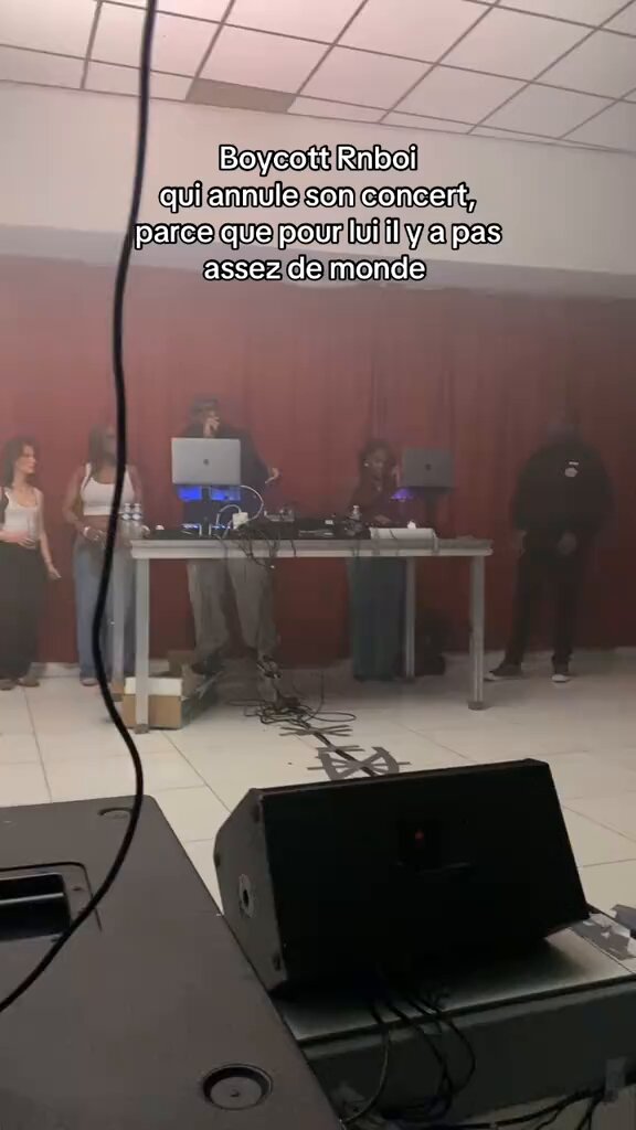 Ptdrrrrrrr Rnboi il a annulé son concert psk y’avait pas assez de monde c’est une dinguerie